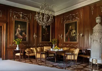 silver lounge